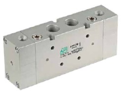 Distributeur à commande  pneumatique 5/3 centre fermé 1/2 " type A1P470